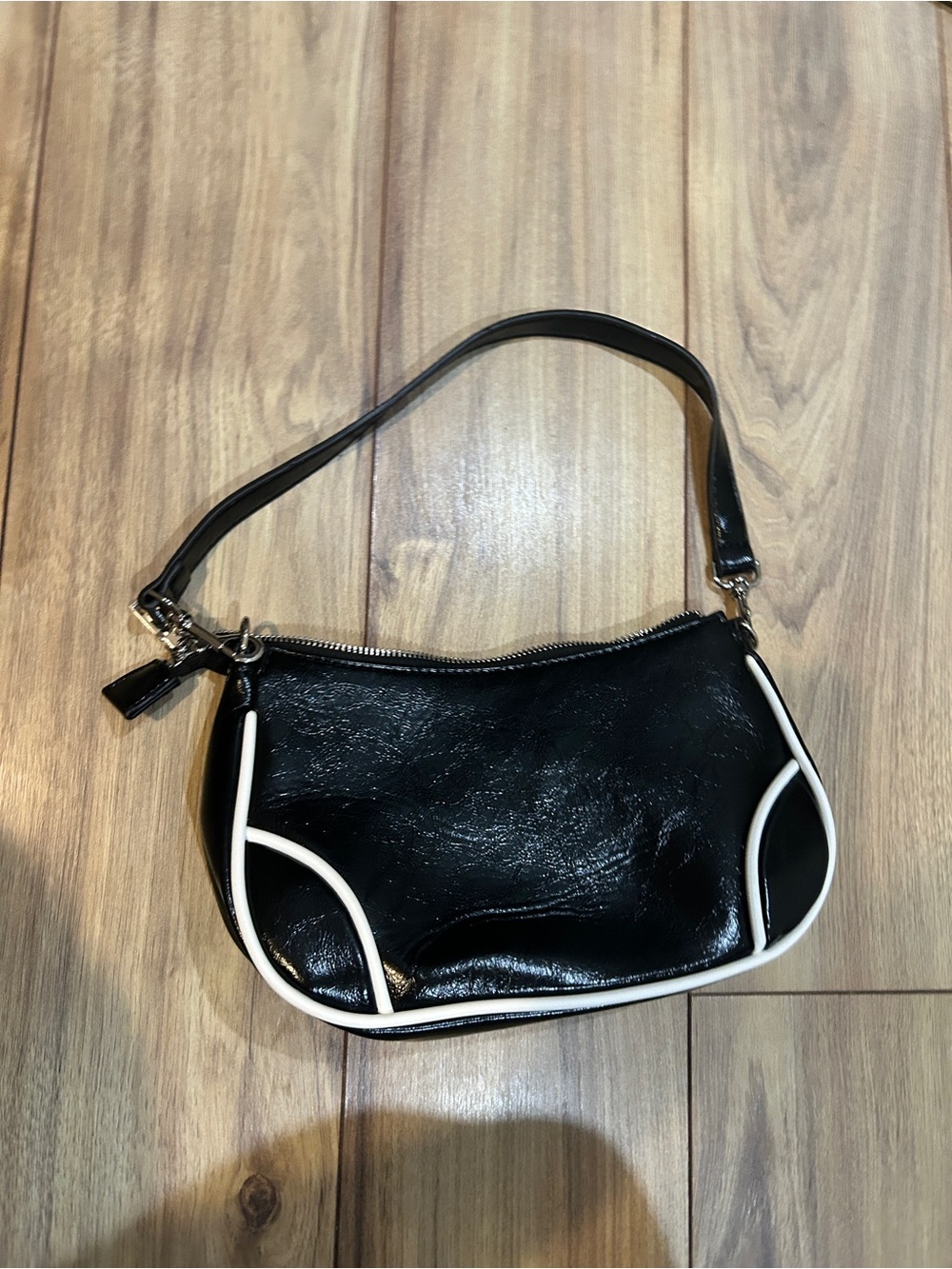 Urban Outfitters Daphne Star Black Shoulder Bag with White Star Accent - Picture 4 of 5